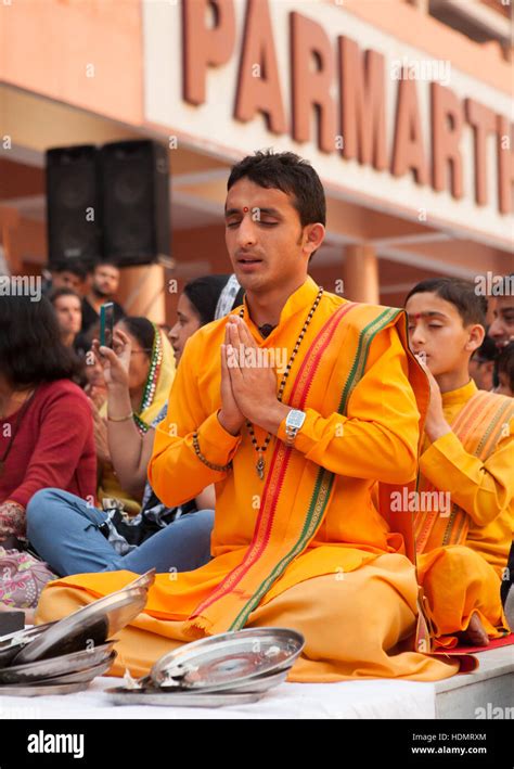 Evening Ganga Aarti Ceremony at the Parmarth Niketan Ashram in ...