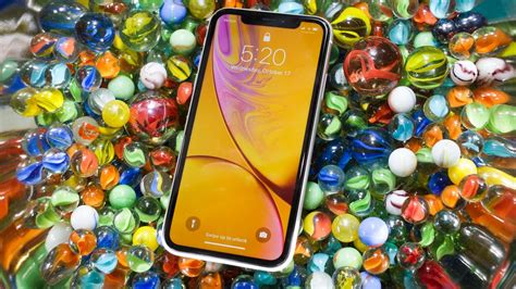 iPhone XR flaunts a big screen and a cheaper price tag - CNET