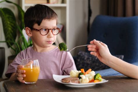 What is Food Neophobia & How Does It Affect Picky Eating?