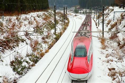 The JAPAN RED in Winter ---High speed train run through th… | Flickr