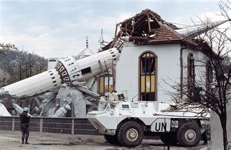 The Brutality of the Bosnian War Reflected in These Heartbreaking Photographs