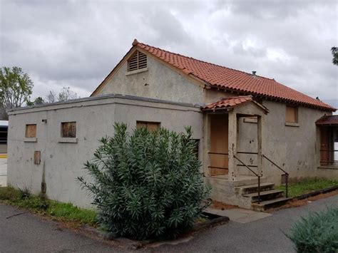 Parents urge Orange Unified School District to demolish two crumbling buildings at Villa Park ...