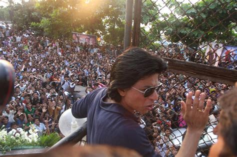 Massive crowd outside Mannat to wish Shah Rukh Khan Happy Birthday 2 ...