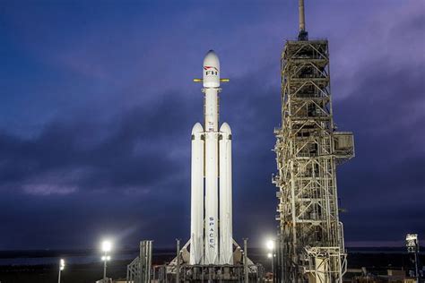 Behold! SpaceX's 1st Falcon Heavy Rocket on the Launchpad (Photos ...