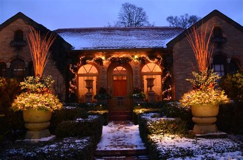 10+ ideas para decorar el exterior con luces de Navidad