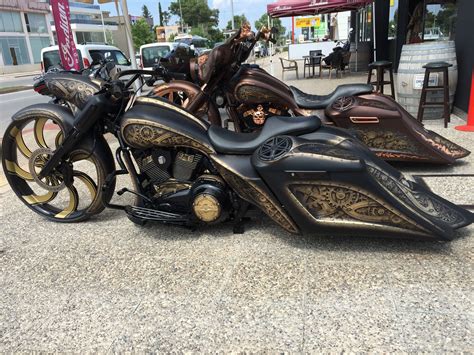 Pin by Hakan Kara on Harley Davidson Bagger Gold Leaf Airbrush | Custom motorcycle paint jobs ...