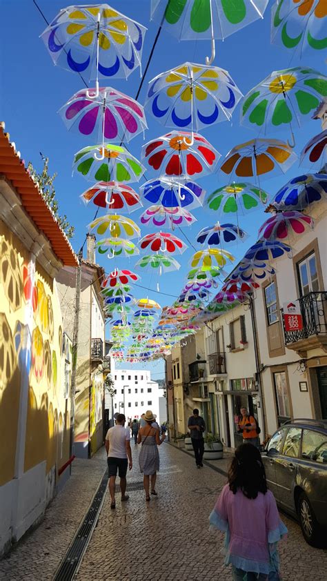 Águeda: os guarda-chuvas coloridos do Umbrella Sky Project | Viaje Comigo