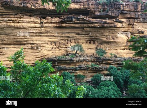 Bandiagara cliff dwellings Stock Photo - Alamy