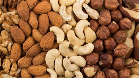 Just a handful of nuts may help keep us from packing on the pounds as we age | MPR News