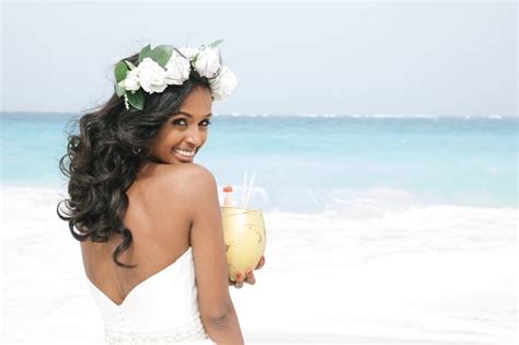 28 Gorgeous Beach Wedding Hairstyles from Real Destination Weddings - Destination Wedding Details