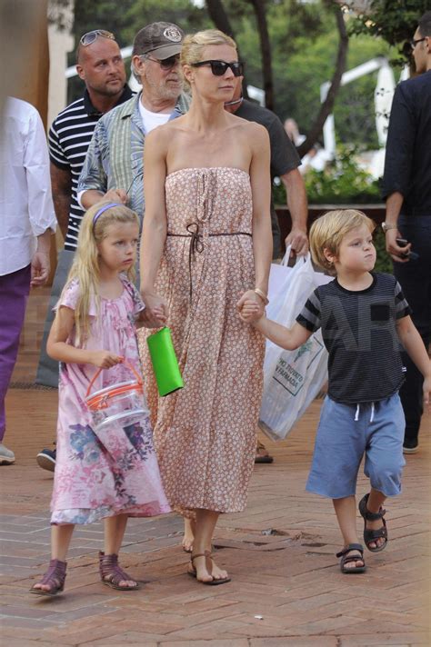 The Cutest Celebrity Family Photos of 2011! (With images) | Celebrities, Celebs, Gwyneth paltrow