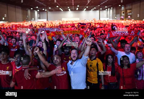 Liverpool fans celebrate as Liverpool win the UEFA Champions League ...