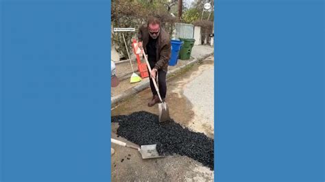 Video Arnold Schwarzenegger fills giant pothole in his Los Angeles ...