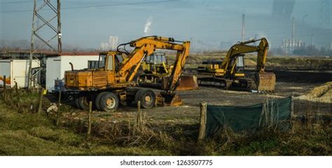 Old Rusty Excavator Extracting Fish Stock Photo 1024182295 | Shutterstock