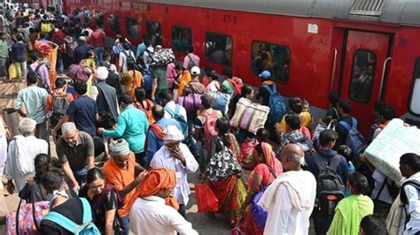 Huge crowd at Mumbai's Lokmanya Tilak Terminus to board train ahead of Chhath | Latest News ...