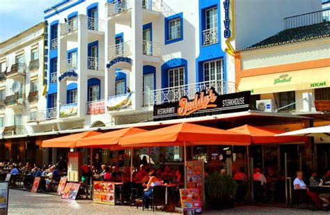 Albufeira-Touristen, Die in Den Restaurants Im Alten Essen Und Trinken Redaktionelles Stockbild ...