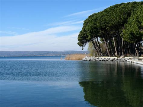 Lago di Bolsena: dove si trova, cosa vedere, le spiagge | Explore by Expedia