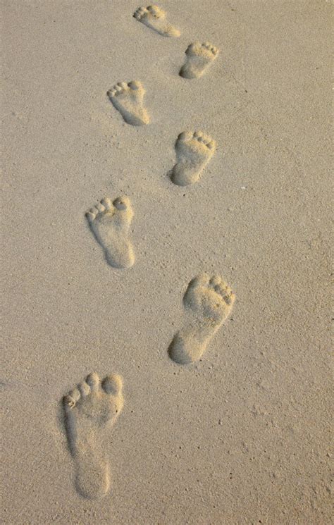 Footprints in the sand by denyo111 on DeviantArt