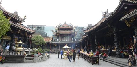 Step Inside Taiwan's Famous Longshan Temple | Smithsonian