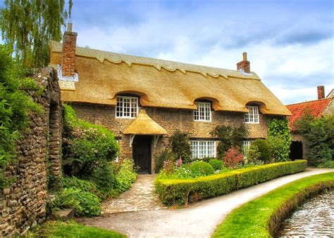 Thatched Roof Cottage Jigsaw Puzzle