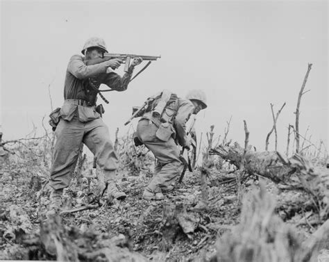 [Photo] A Marine of the US 1st Marines Division pointed his Thompson submachine gun at a ...