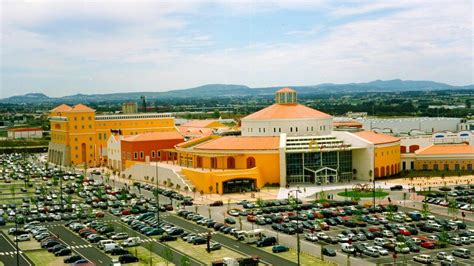 an aerial view of a parking lot with many cars parked in front of the building