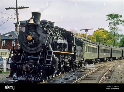 Valley Railroad 2-8-2 Dampflok Lok #1647 Abfahrt im Depot in Essex, CT ...