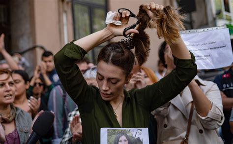 Deuil, protestation et pouvoir : pourquoi les femmes iraniennes se ...