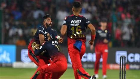 IPL 2023: Dinesh Karthik and Mohammed Siraj collide in the field