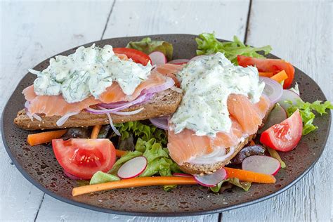 Smoked salmon and cucumber cream cheese sandwich - ohmydish.com