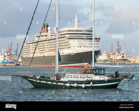 Queen Victoria cruise ship Stock Photo - Alamy