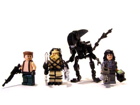 Alien and Predator minifigs by Legohaulic | The Brothers Brick | The ...