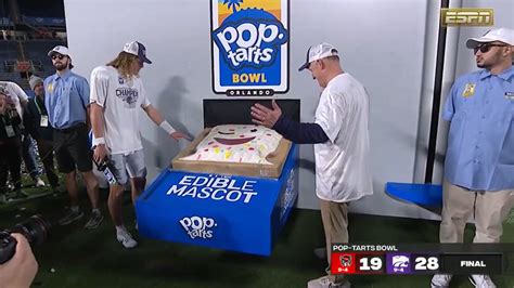 Watch K-State Wildcats devour edible Pop-Tarts Bowl mascot | Kansas ...