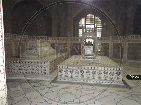 Image of Mumtaz and Shah Jahan's tomb inside the Taj Mahal-AG786953-Picxy