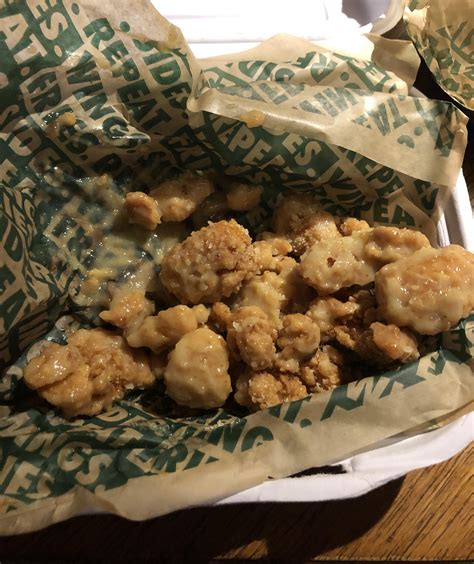 Are garlic Parmesan boneless wings from wingstop supposed to look like this? : r/wingstop