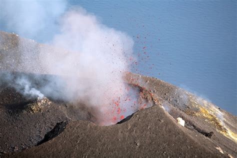 June 2006 - Explosive Strombolian eruption of Stromboli volcano ...