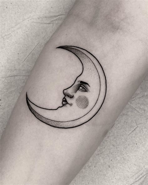 Share more than 51 simple crescent moon tattoo super hot - in.cdgdbentre