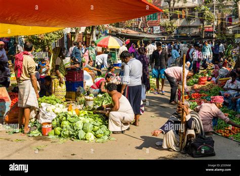 Sealdah market hi-res stock photography and images - Alamy