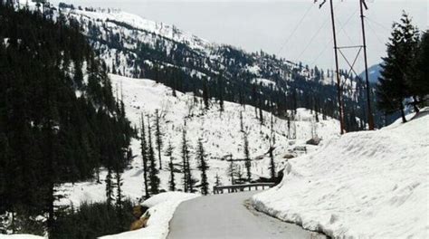 Manali gets season's first snowfall - The Statesman