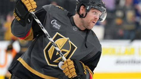 Knights' Phil Kessel ties NHL record for consecutive games