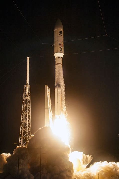 Awesome Launch Photos: US Navy's MUOS-4 Satellite Streaks Into Space ...