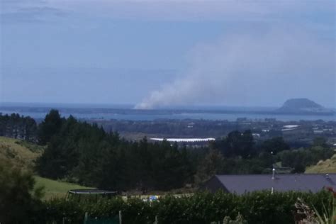 SunLive - Fire flares up again on Matakana Island - The Bay's News First