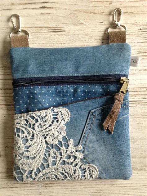 Inspiration photo on a denim crossbody bag. Diy Bags Purses, Sewing Purses, Sewing Bag, Sewing ...