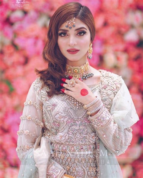 Kinza Hashmi Looks Elegant In Latest Bridal Shoot | Reviewit.pk