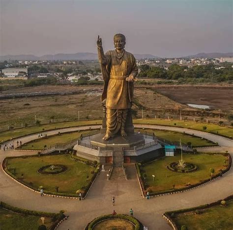 GADAG KA 26 on Instagram: “ಬಸವೇಶ್ವರ ಮೂರ್ತಿ. ಗದಗ Basaveshwara statue.Gadag The statue is situated ...