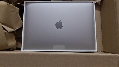 Unboxing space grey Macbook Air M1 - Gadgetmix.com