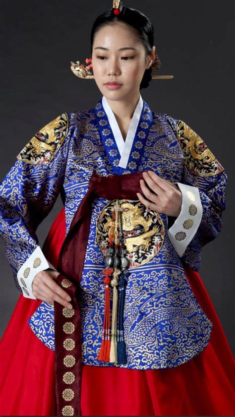 Queen hanbok | Korean dress, Korean fashion, Traditional outfits