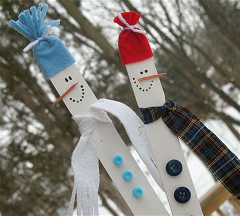 DIY Paint Stick Snowmen | AllFreeHolidayCrafts.com