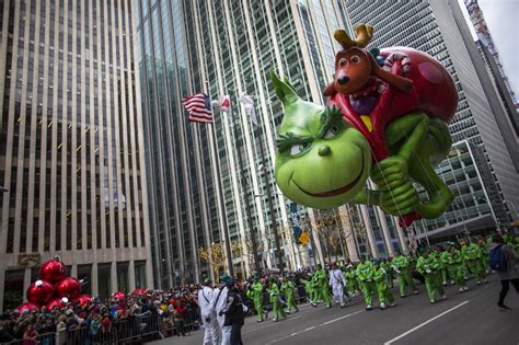 Macy's Thanksgiving parade returns to New York City streets | AP News