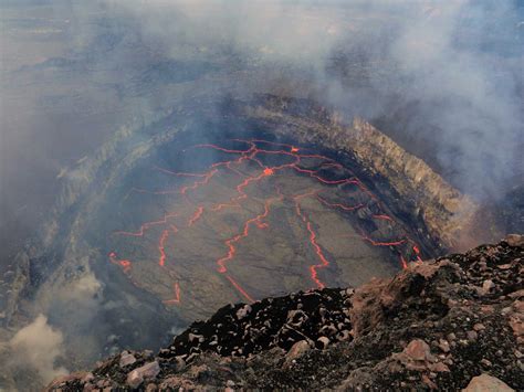 Lava lake overflows Kilauea volcano Hawaii - Business Insider